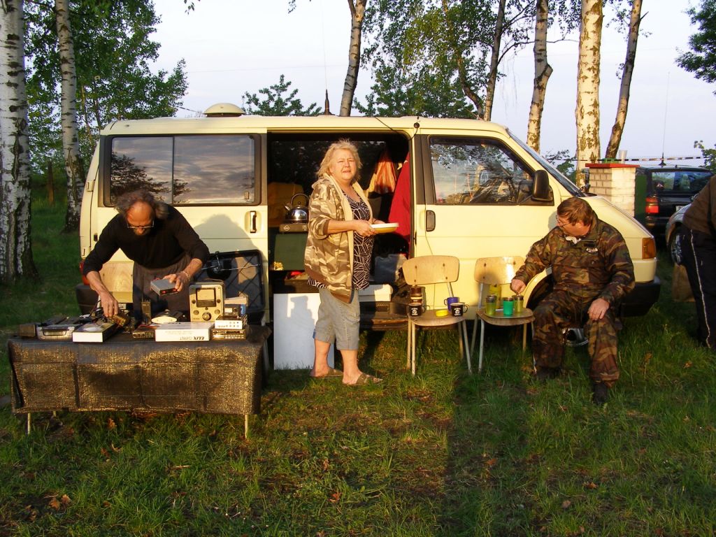 Renata Nuice s ptelem a  Krypn Svratka (vpravo) si vychutnvaj sobotn asn rno ped setknm, kdy na kopci penocovali.